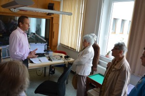 Martin Hlaváček vítá posluchače na vysílacím pracovišti